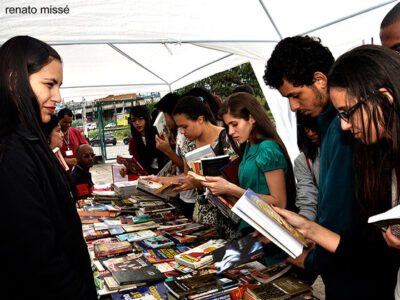 Feira de troca de livros integra a programação do evento. Em 2014, Etec arrecadou mais de 500 obras