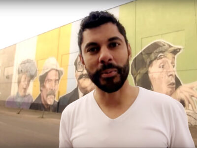 Anderson Santos durante uma de suas gravações em frente ao muro grafitado em homenagem ao personagem Chaves, na zona sul da Capital - Foto: Reprodução do Youtube
