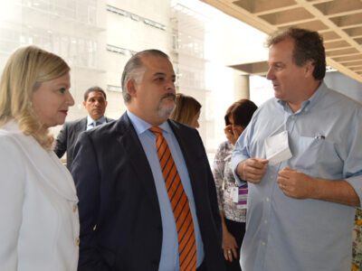 O diretor executivo do evento, Georges Schnyder (dir.), guia o secretário e a diretora-superintendente pelos estandes