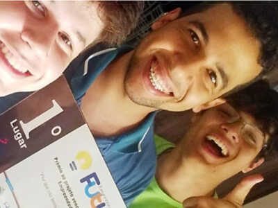 Alunos comemoram conquista do prêmio com o orientador do projeto, Everton Estevão (centro)