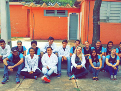 Com o projeto sobre filtro reciclável de carvão ativado de coco, alunos da Etec Profa. Carmelina Barbosa, entre a orientadora do trabalho, participam do Prêmio Respostas para o Amanhã