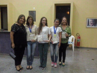 A partir da esquerda: Alessandra Fronner com as alunas Jeniffer, Fernanda, Yara e Lucia Helena Biazoli - Foto: Divulgação