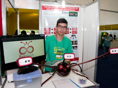 O aluno José Guilherme Picolo e seu projeto, exposto na Febrace, em março