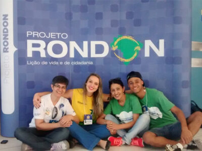 Eliel Sousa (dir.) com a equipe da Fatec Jundiaí durante o congresso do Projeto Rondon - Fotos: Arquivo pessoal