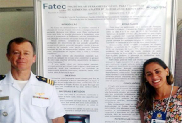 Aluna Camila Vitorino dos Santos, do projeto fogão solar, ao lado do comandante José Antônio Gomes da Silva, avaliador do Projeto Rondon 