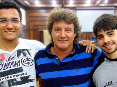 Alunos João Victor Gonçalves Pereira e Vitor Hugo de Matos Gaspar realizaram o sonho de jogar ao lado do ex-meia atacante corintiano Tupãzinho - Foto: Rádio Interativa Tupã