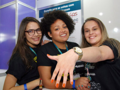 Esmalte feito com urucum, na Etec de Suzano, estará na feira - Foto: Gastão Guedes