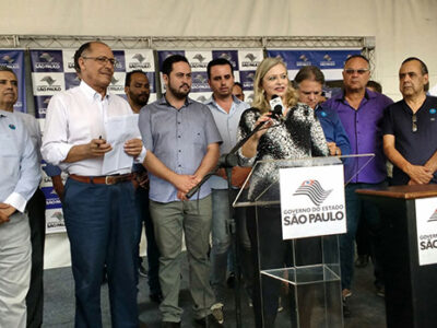 Ao lado do governador Geraldo Alckmin, a diretora-superintendente do Centro Paula Souza, Laura Laganá, participa do lançamento das obras de construção da sede da futura Fatec de Franco da Rocha