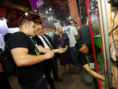 O vice-governador, Marcio França, e a diretora-superintendente, Laura Laganá, conhecem o projeto Técnicas e dispositivos para um banho inteligente - Foto: Gastão Guedes