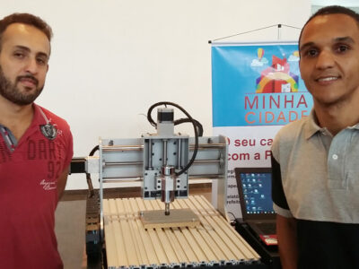 Renato Almeida Laurindo (esq.) e Silvaney Batista Primo durante exposição da fresadora no workshop - Foto: Divulgação