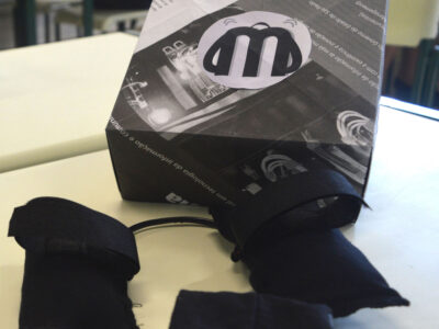 O massageador para mochilas é vendido em caixinhas de papel feita pelos alunos e custa R$ 50 - Foto: Divulgação