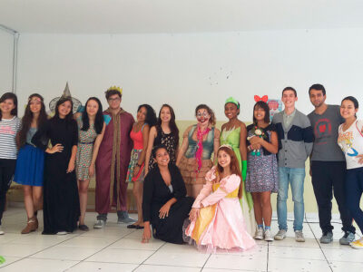 Alunos da Etec Zona Leste durante ação social na EMEF José Lins do Rêgo