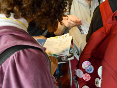 Em estandes montados no CPS, os representantes dos institutos politécnicos tiram as dúvidas dos estudantes | Foto: Roberto Sungi