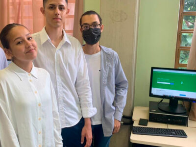 A partir da esquerda: Juliana, Luiz Felipe e Gustavo, estudantes que desenvolveram o projeto Âmago | Foto: Divulgação