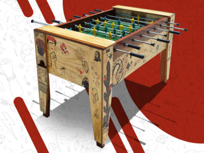 A mesa de pebolim foi feita pelos estudantes, do corte do compensado aos desenhos do acabamento final | Foto: Divulgação