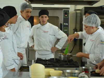 Formação técnica tem duração de dois semestres e está disponível em 18 Escolas Técnicas Estaduais | Foto: Roberto Sungi