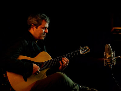 O violonista Carlos Walter com o Lírio, no estúdio da Gravadora Experimental da Fatec Tatuí l Foto: Thiago Buist