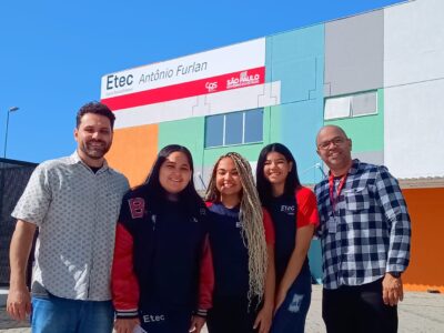 A partir da esquerda: Mickel, Gabriela, Manuela e Clarice, ao lado do diretor da unidade, Uilson Nunes de Carvalho Junior | Foto: Divulgação