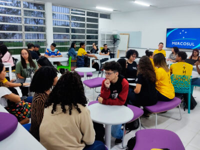 Alunos em sala de aula ensaiando para a atividade prática promovida pelo professor de geografia da unidade, Felipe Narvaes | Foto: Divulgação
