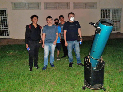 Integrantes do Clube de Astronomia que auxilia nas visitas monitoradas do observatório do campus I Foto: divulgação