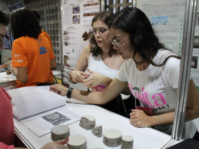 Alunas da Etec de Americana ficaram com o segundo lugar na categoria Engenharia na última edição da feira l Foto: Roberto Sungi