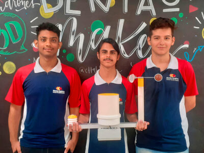 Gustavo Ferreira, Frederico Brenelli e Renato de Almeida exibem uma das estações meteorológicas l Foto: Divulgação