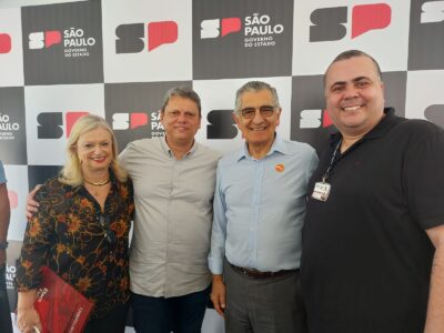 A partir da esquerda, Laura Laganá, Tarcísio de Freitas, Vahan Agopyan e o futuro diretor da Etec, José Carlos da Silva l Foto: Divulgação