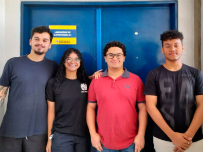 A partir da esquerda, o orientador Jean Nascimento e os estudantes Mireli Santos, João Marcos e Nicolas Romero l Foto: Divulgação