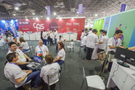 Alunos e professores de Etecs e Fatecs durante exposição de projetos na última edição da Campus Party Brasil | Foto: Roberto Sungi