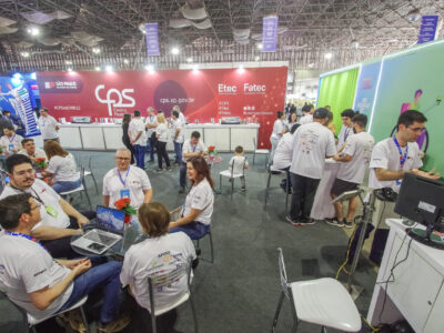 Alunos e professores de Etecs e Fatecs durante exposição de projetos na última edição da Campus Party Brasil | Foto: Roberto Sungi