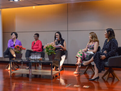 Da esq. para a dir., Paula Hypólito, Cícera Xavier, Esmeralda Oliveira (mediadora), Ana Cláudia Tiessi e Ariane Serafim | Foto: Roberto Sungi