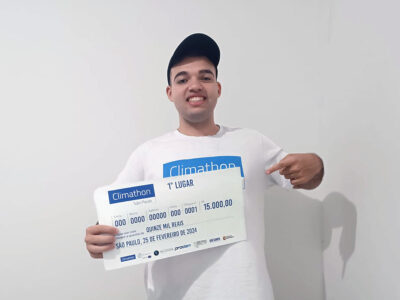 Igor exibe o prêmio do Climathon, em que apresentou projeto que incentiva a reciclagem do lixo | Foto: Divulgação