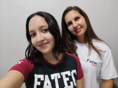 Nayara com a mãe, Sandra, que hoje também é aluna da Fatec Registro: novas tecnologias no horizonte | Foto: Divulgação