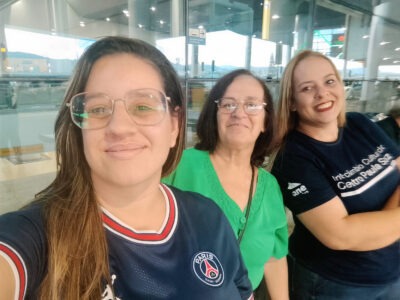 Danielle Cristina Alves Martinez Fernandez, estudante de Segurança do Trabalho e intercambista, com a mãe e a filha | Foto: Divulgação