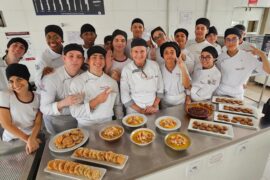 Aposentada há dois anos, a professora chamou de ‘ganha-ganha’ a experiência de estar com o grupo do Mtec de Gastronomia durante uma semana | Foto: Roberto Sungi