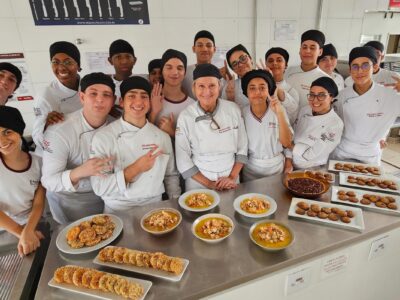 Aposentada há dois anos, a professora chamou de ‘ganha-ganha’ a experiência de estar com o grupo do Mtec de Gastronomia durante uma semana | Foto: Roberto Sungi