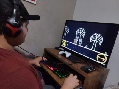 Ao colocar em prática o aprendizado em sala de aula, Davi Reis já criou seis jogos para celular e computador | Foto: Divulgação