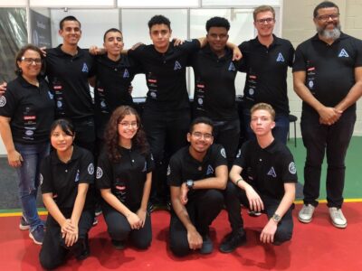 Alunos e professores de unidade localizada na Vila Guilherme celebram medalha de prata obtida na competição | Foto: Divulgação