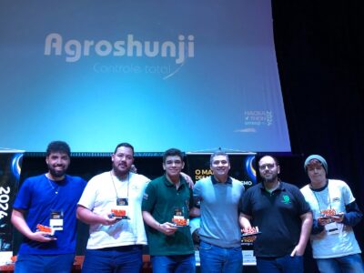 Alunos da Fatec Pompeia recebem o prêmio pela segunda colocação no Auditório Paulo Rodolfo Leopoldo, em Botucatu. | Foto: Divulgação