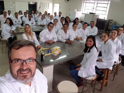 Estudantes do curso técnico de Enfermagem durante aula em um dos laboratórios da Etec Pedro D’Arcádia Neto l Foto: Divulgação