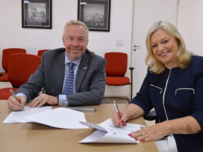 Laura Laganá assina acordo de cooperação com o Cônsul Geral dos Estados Unidos no Brasil, David Hodge | Foto: Divulgação