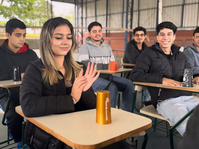 Os estudantes durante a gravação do videoclipe, que envolveu percussão, voz e dois violinos | Foto: Divulgação