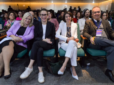 A Diretora Superintendente do CPS Laura Laganá, à esq., ao lado de palestrantes do primeiro dia do evento | Foto: Roberto Sungi