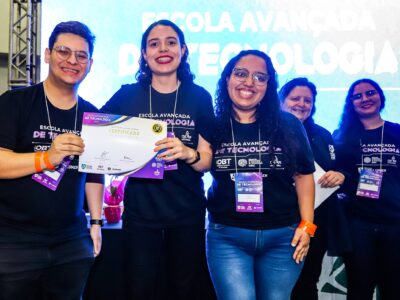 Alunos Deryck de Lucca e Luana de Jesus com a professora Alícia Stefany da Silva, na premiação da OBT | Foto: Divulgação