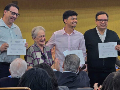 Mário Henrique Ferreira, da Etec Lauro Gomes com os pioneiros da FEA-USP na cerimônia de premiação do Econoteen | Foto: Divulgação