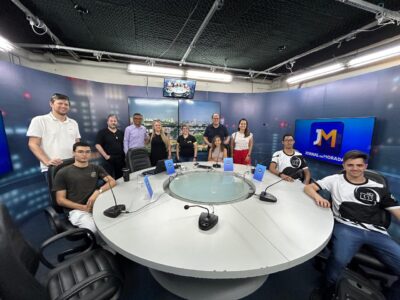 Estudantes, professores e a diretora da Fatec Taquaritinga visitam estúdio da TV Cultura Paulista em Araraquara | Foto: Divulgação