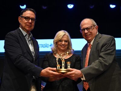 Laura Laganá, recebe o Prêmio Guerreiro da Educação pela mãos de Prof. José Augusto Minarelli (d) e Eurípedes Alcântara (e) | Foto: Roberto Sungi