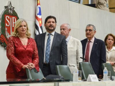 Laura Laganá, André do Prado, Barros Munhoz, Vahan Agopyan e Maria Helena Guimarães na sessão solene da Alesp | Foto: Roberto Sungi