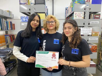 A diretora da Etec de Arujá, Marilda Simoni Britto, entre as alunas medalhistas Ana Domingues e Ana Carvalho l Foto: Divulgação
