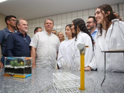 Governador Tarcísio de Freitas conversa com alunos durante inauguração da nova sede da Etec e Fatec Sumaré, em junho | Foto: Gilberto Marques